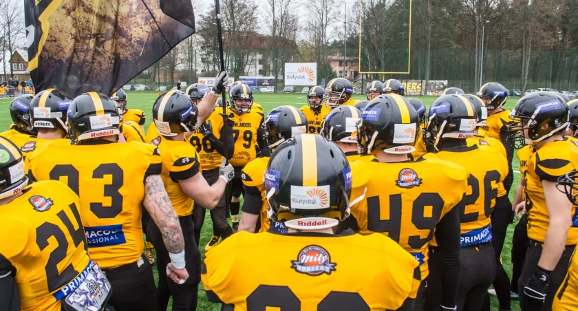 Zdjęcie drużyny Lowlanders Białystok na boisku bocznym stadionu miejskiego w Białymstoku/ DDB