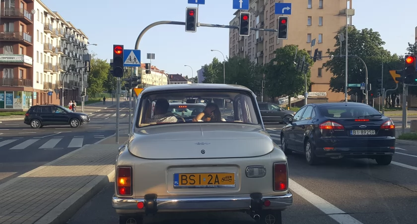 Zdjęcie zabytkowego samochodu na ulicy w Białymstoku/ DDB
