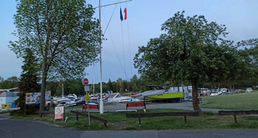 Zdjęcie żaglówek nad zalewem/ DDB