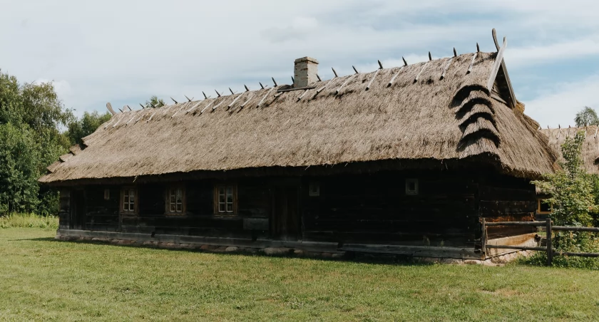 Zdjęcie chaty z Muzeum Kultury Ludowej/ podlaskie.eu