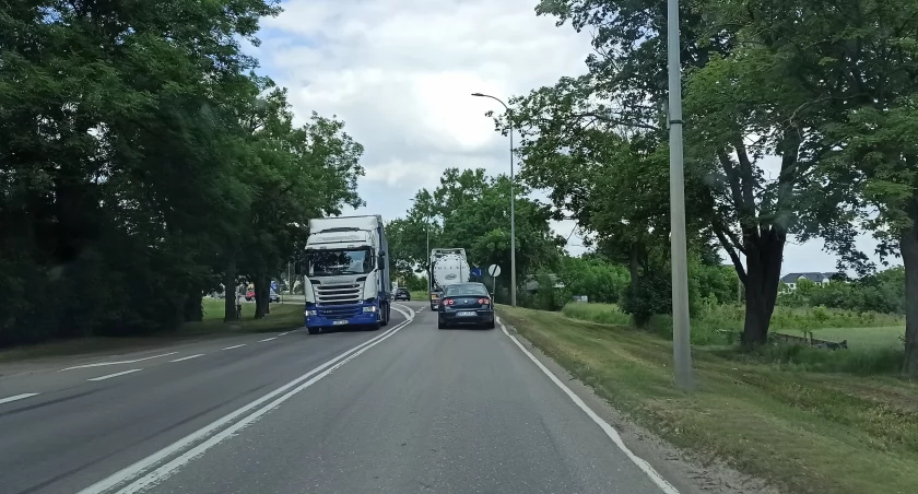 Zdjęcie ciężarówek na drodze krajowej/ DDB