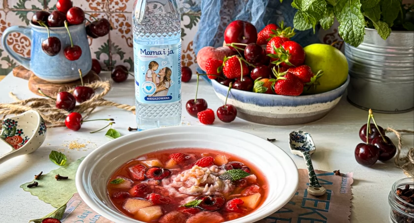 Zdjęcie zupy owocowej z kluseczkami