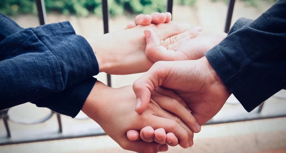 Zdjęcie osób podających sobie ręce/ Pixabay.com