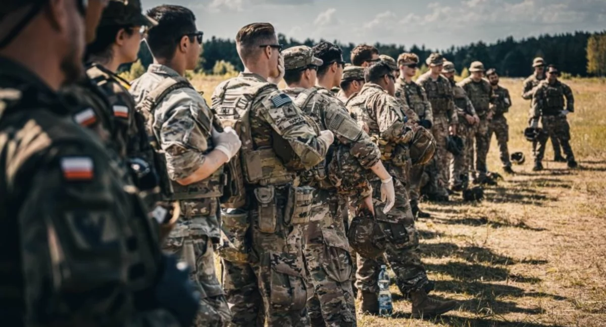 Zdjęcie żołnierzy na poligonie/ 1PBOT