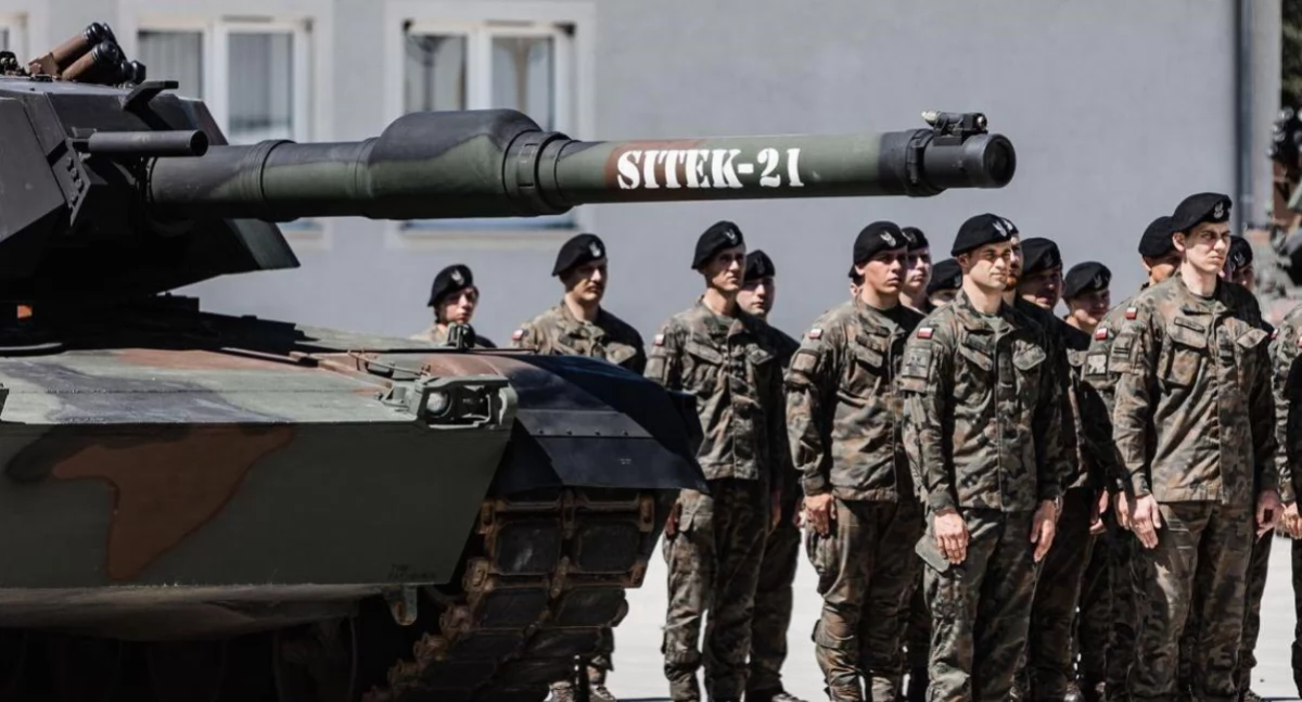 Zdjęcie żołnierzy przy czołgu Sitek-21/ MON