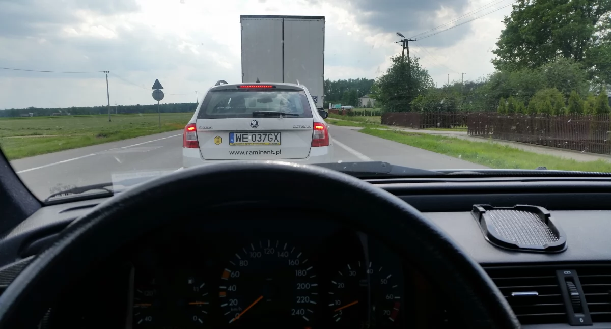 Zdjęcie samochodów na drodze/ DDB