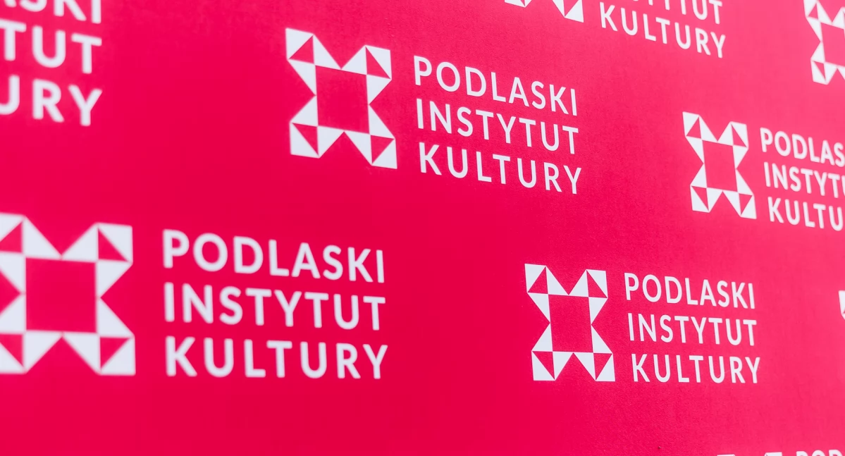 Zdjęcie ścianki z logo Podlaskiego Instytutu Kultury/ podlaskie.eu
