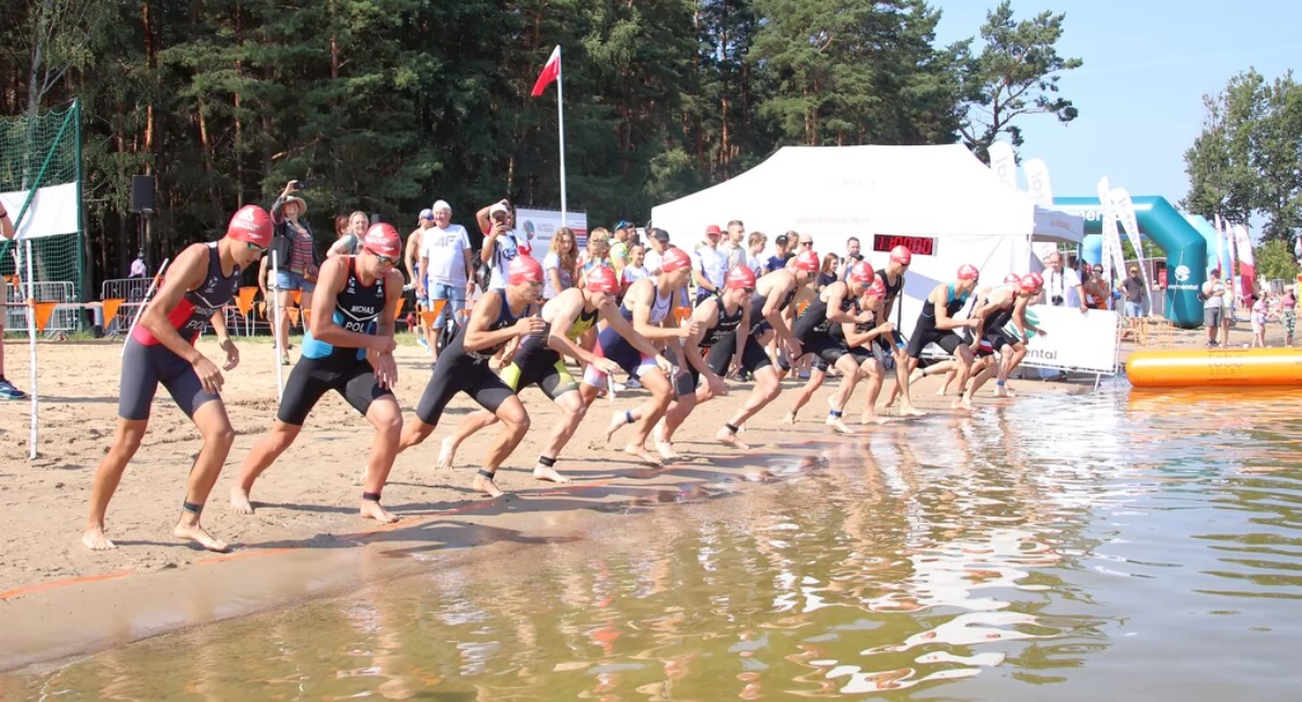 Zdjęcie triathlonistów na plaży Dojlidy/ BOSiR