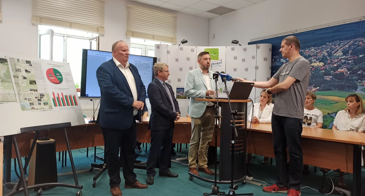 Zdjęcie przedstawicieli władz i mieszkańców Supraśla w urzędzie miejskim w Supraślu/ DDB