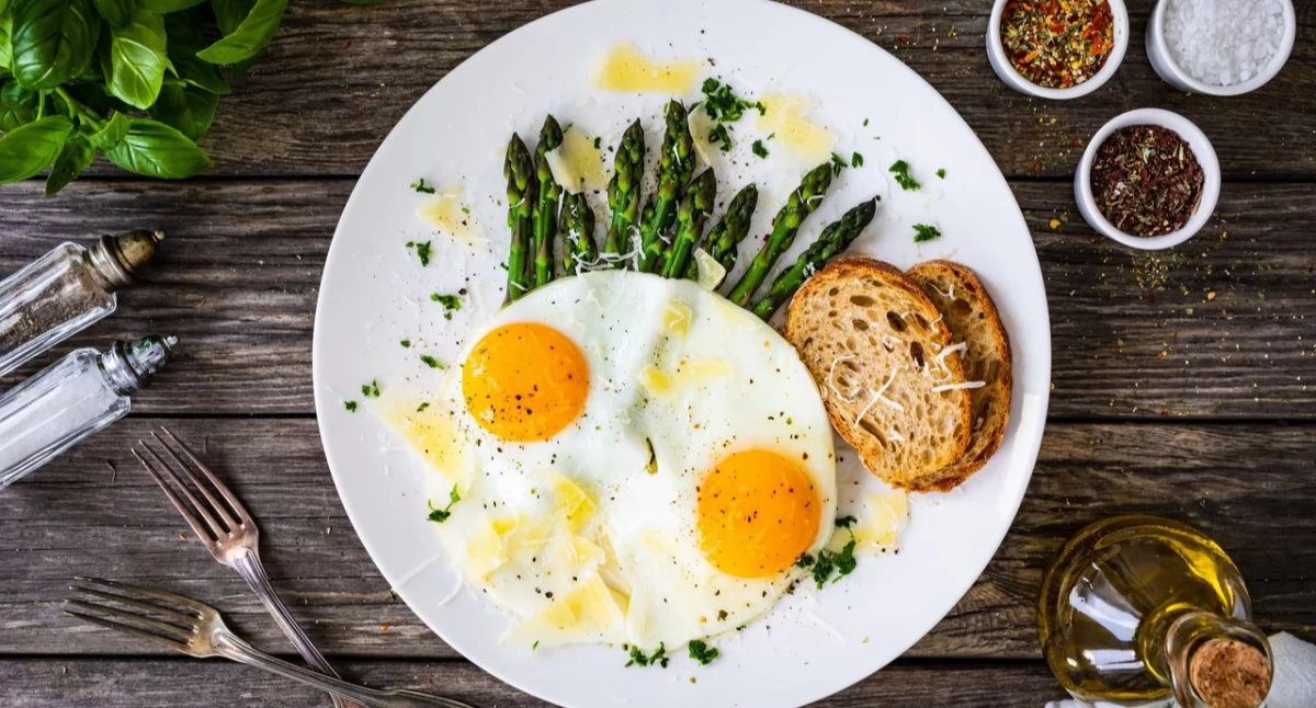 Zdjęcie dania ze szparagów z jajkiem