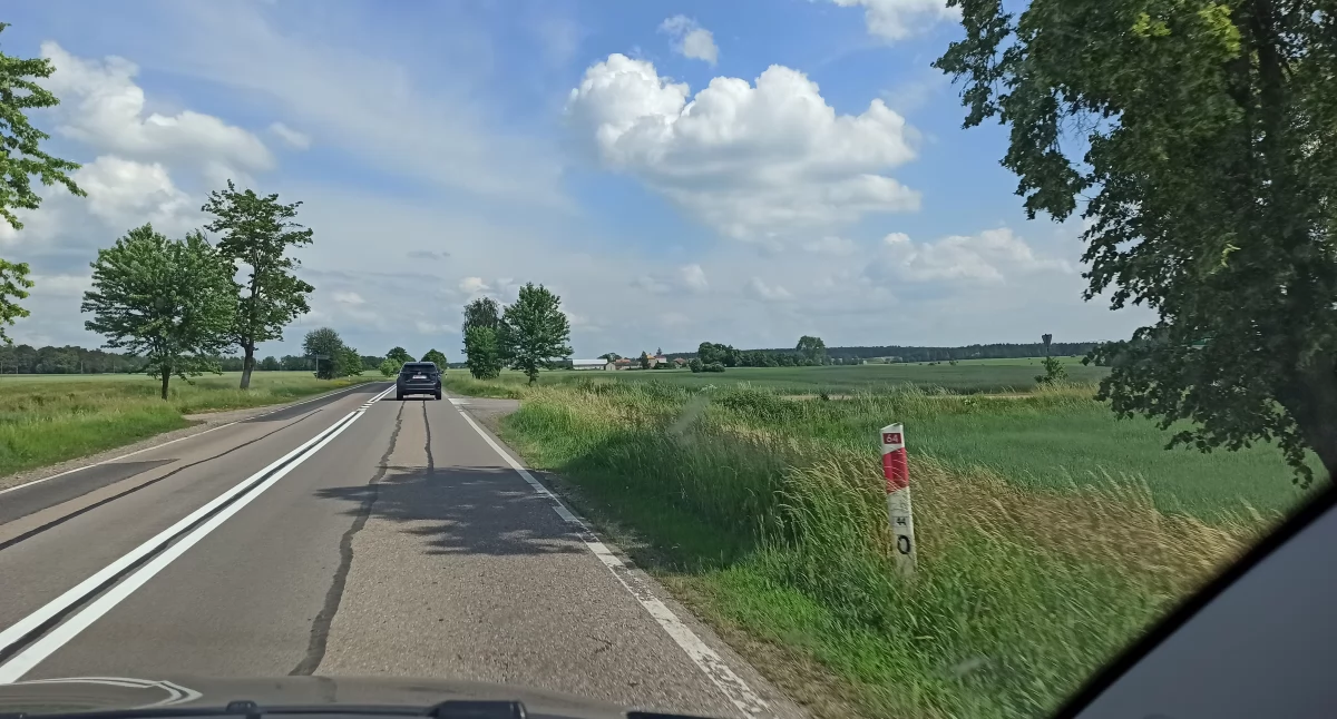 Zdjęcie drogi widzianej z samochodu/ DDB
