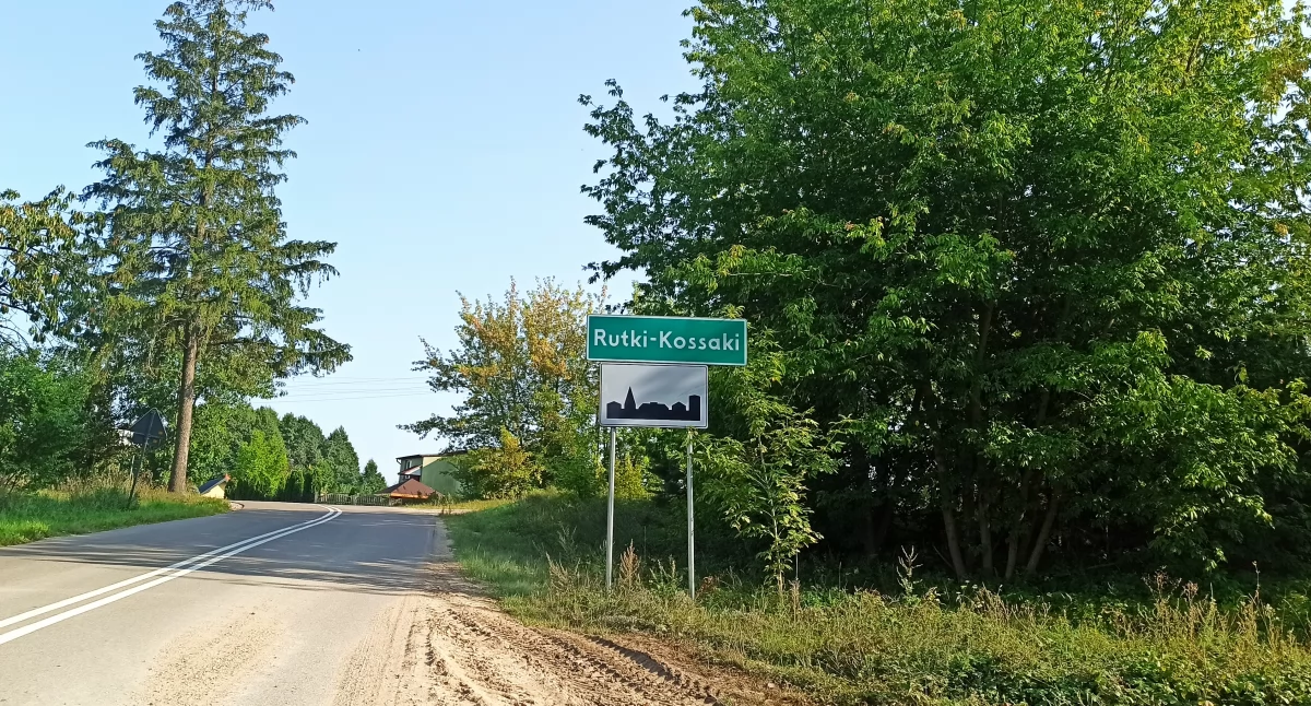 Zdjęcie znaku z nazwą miejscowości Rutki-Kossaki/ DDB