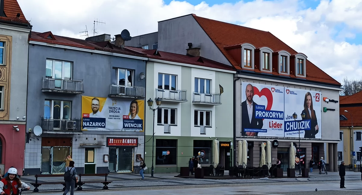 Zdjęcie bannerów wyborczych na Rynku Kościuszki/ DDB