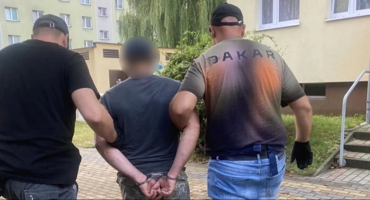 Zdjęcie policjantów prowadzących przez osiedle zatrzymanego mężczyznę/ podlaska.policja.gov.pl