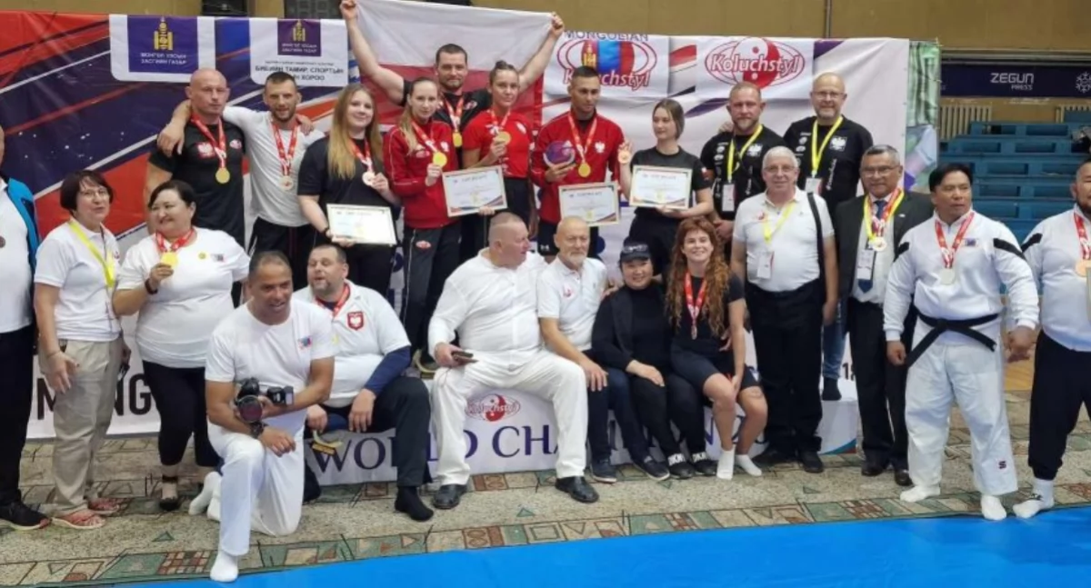 Zdjęcie polskiej kadry na podium na IV Mistrzostwach Świata w Koluchstyl/ mat. prasowe