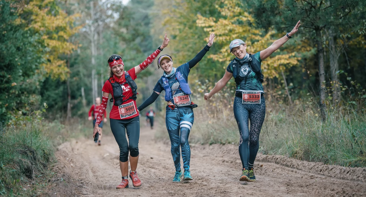 Zdjęcie biegaczek pozujących do zdjęcia/ Bison Ultra-Trail