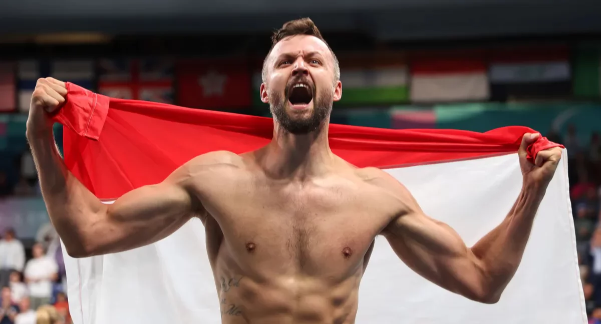 Zdjęcie Patryka Chojnowskiego z flagą Polski/ UKS Dojlidy