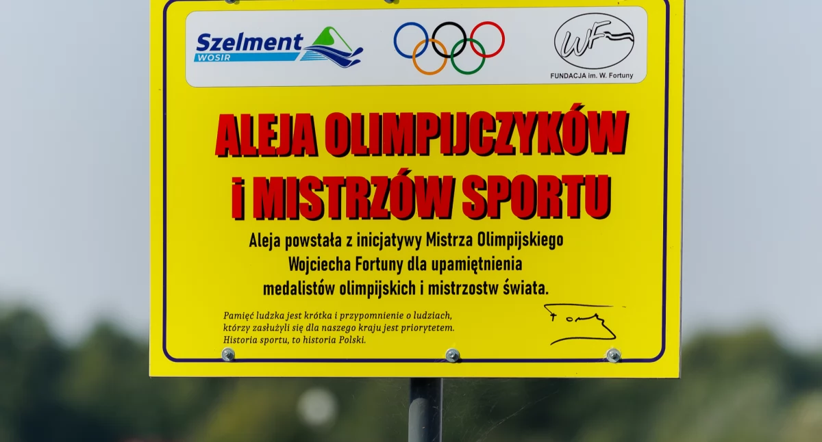 Zdjęcie tablicy informacyjnej o Alei Olimpijczyków i Mistrzów Sportu w Szelmencie/ podlaskie.eu
