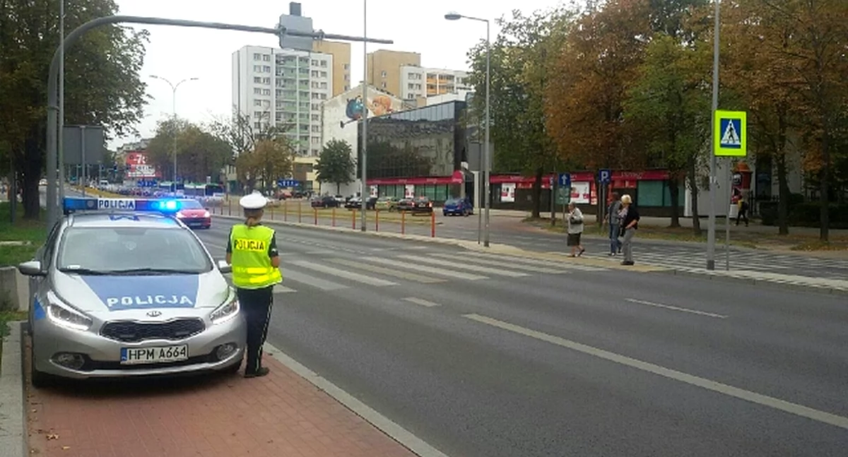 Zdjęcie patrolu drogówki na ulicy w Białymstoku/ podlaska.policja.gov.pl
