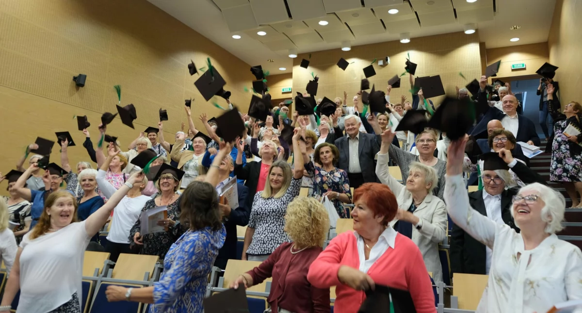 Zdjęcie absolwentów Uniwersytetu Zdrowego Seniora/ UMB