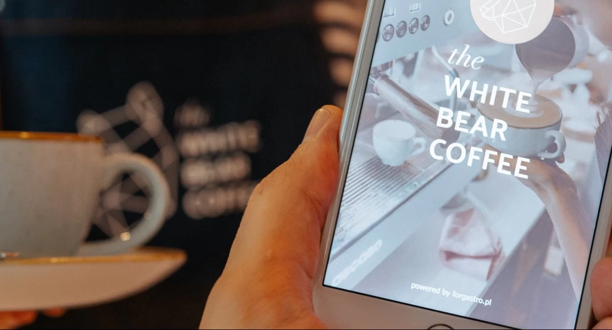 Zdjęcie aplikacji na telefonie i filiżanki kawy