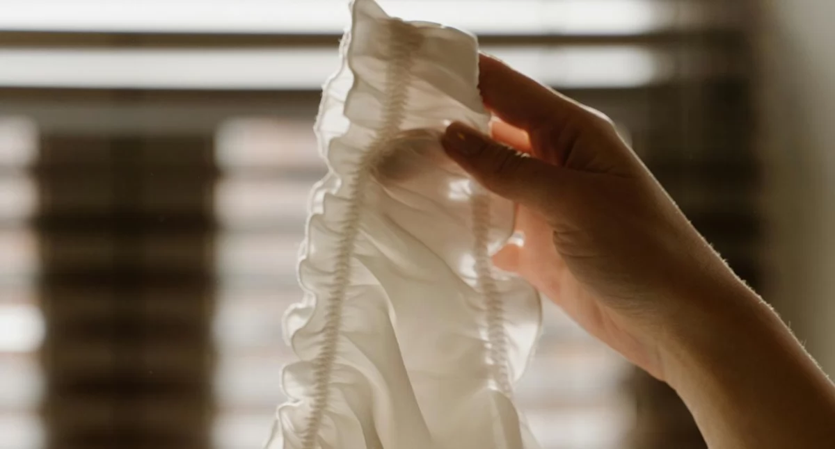 Zdjęcie kobiecej dłoni trzymającej majtki/ pexels-cottonbro