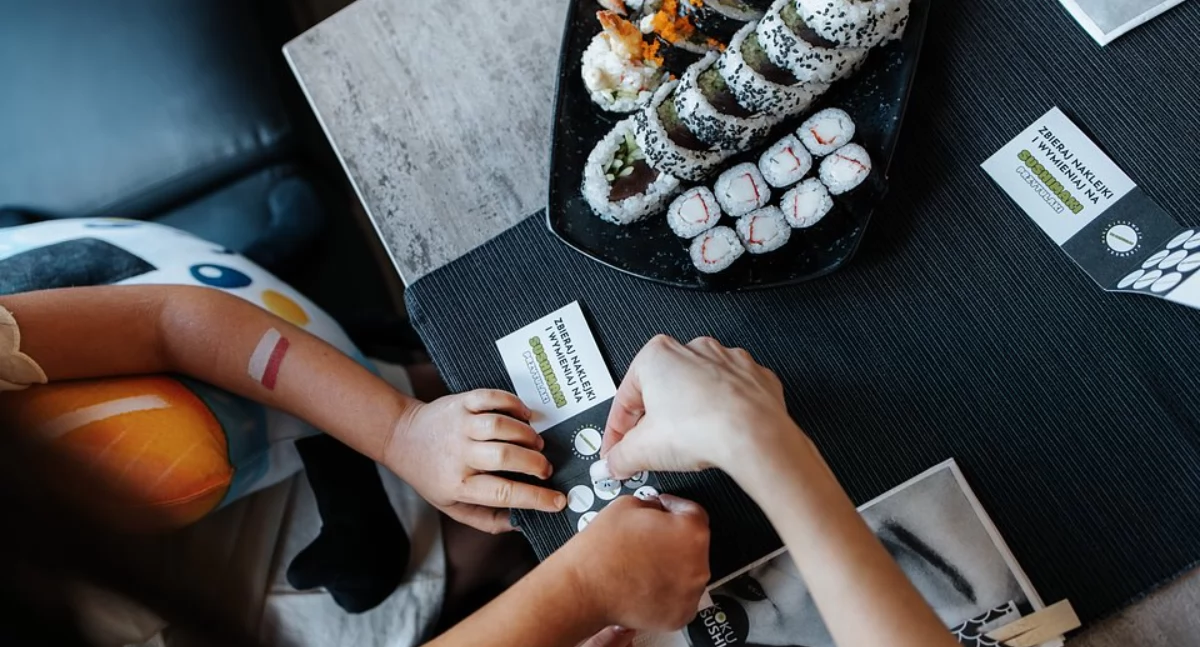 Zdjęcie osób siedzących przy sushi