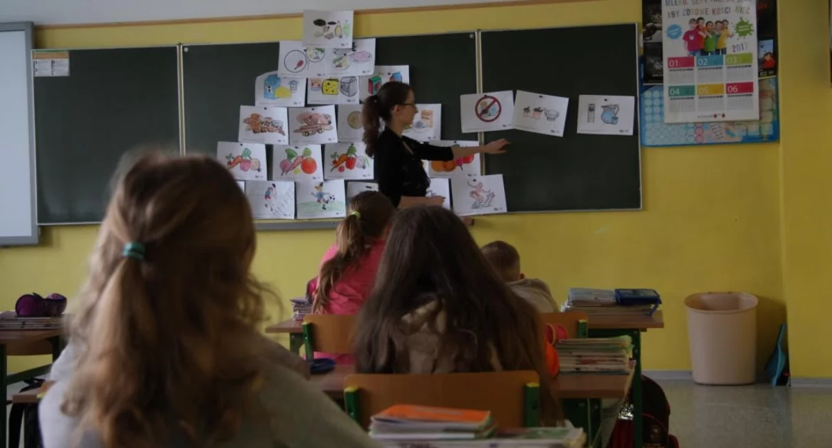 Zdęcie uczniów i nauczycielki w sali lekcyjnej