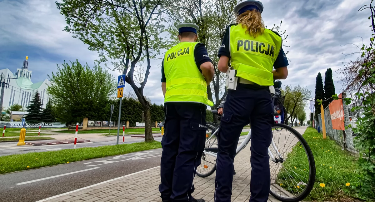 Zdjęcie policjantów drogówki z zatrzymanym rowerzystą/ podlaska.policja.gov.pl