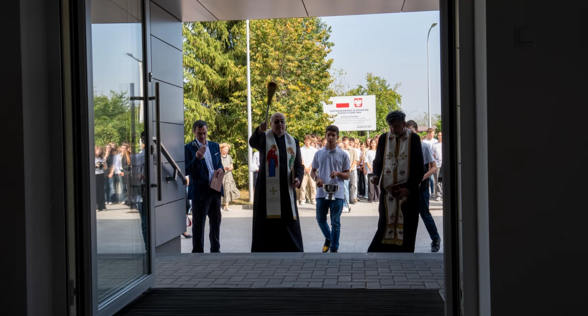 Zdjęcie z poświęcenia nowego budynku w II LO w Białymstoku/ bialystok.pl