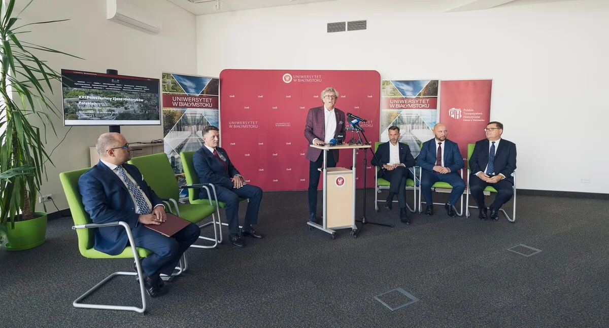 Zdjęcie z konferencji prasowej poświęconej Zjazdowi Historyków w Białymstoku/ UwB