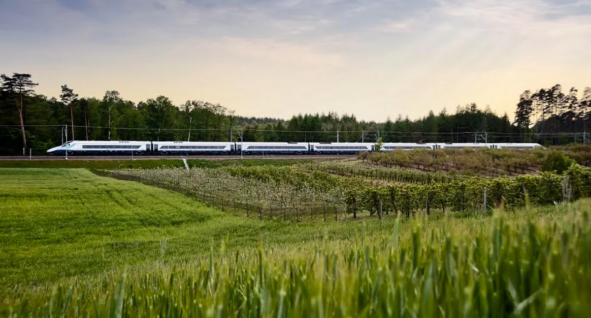 Zdjęcie pociągu jadącego po torach/ PKP Intercity