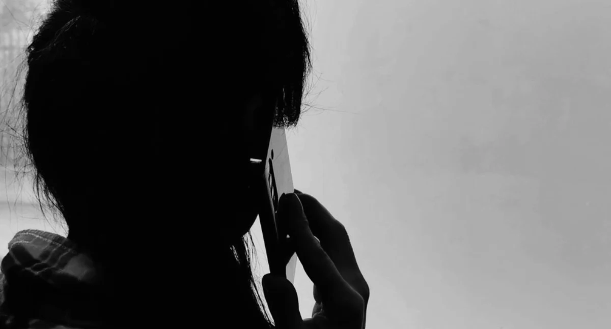 Zdjęcie kobiety tyłem rozmawiającej przez telefon/ podlaska.policja.gov.pl