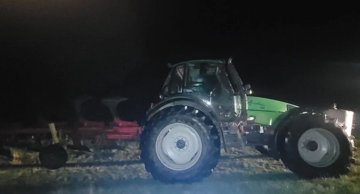 Zdjęcie ciągnika z przyczepką/ podlaska.policja.gov.pl