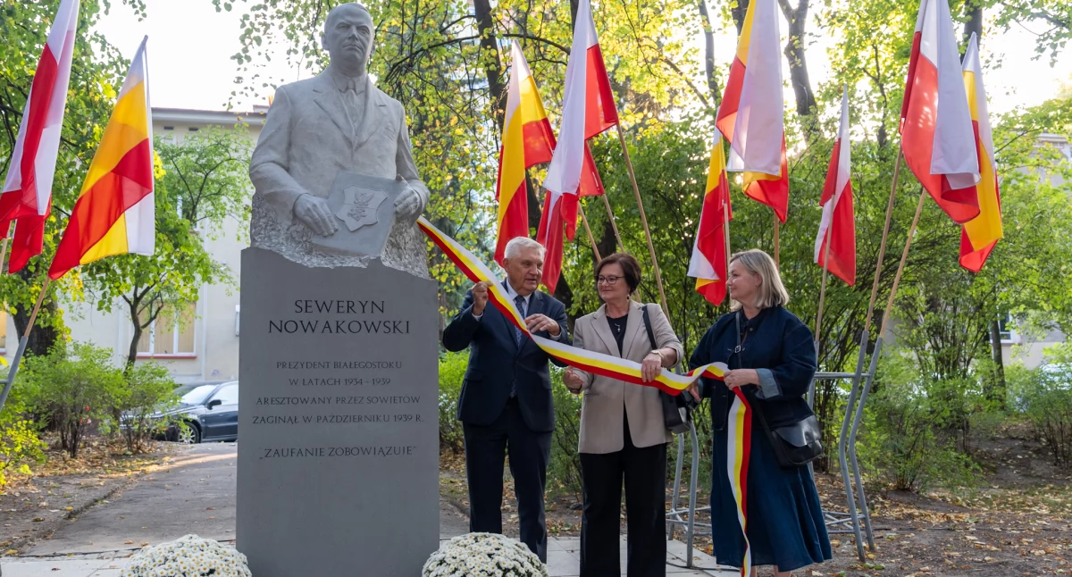 Zdjęcie z momentu odsłonięcia pomnika Seweryna Nowakowskiego w Parku Planty/ bialystok.pl