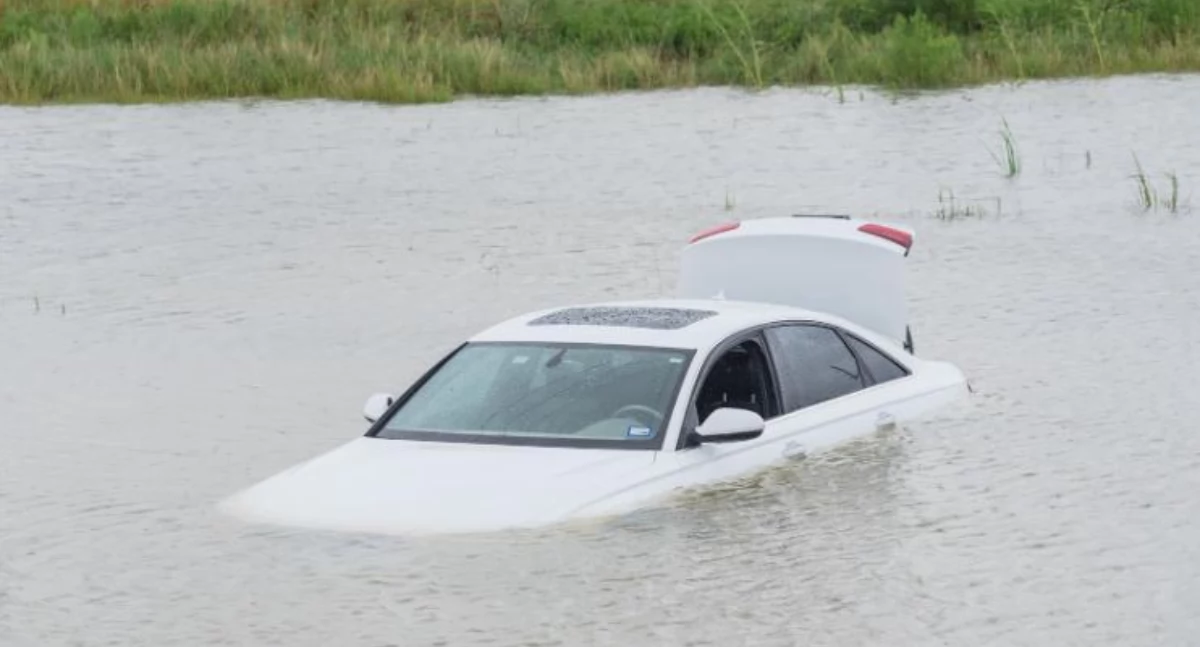 Zdjęcie zalanego samochodu/ AAA AUTO