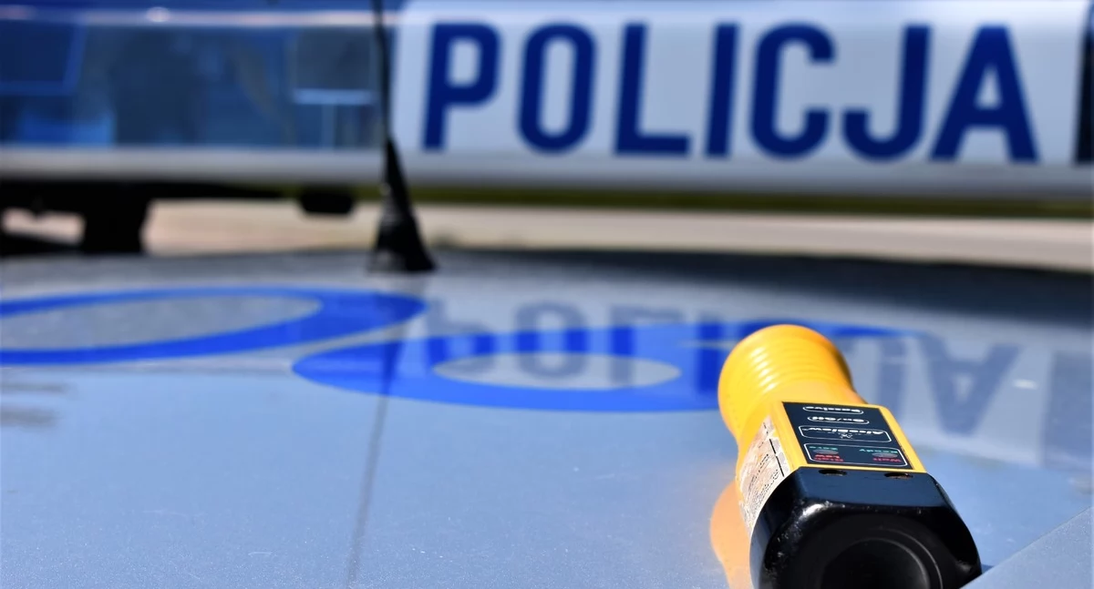 Zdjęcie urządzenia do badania alkoholu w wydychanym powietrzu leżące na radiowozie/ podlaska,.policja.gov.pl