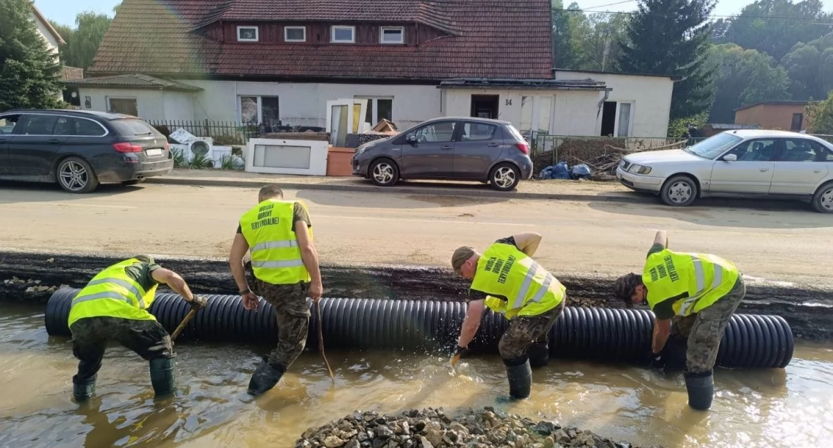 Zdjęcie podlaskich terytorialsów pomagających na terenach powodziowych/ 1PBOT