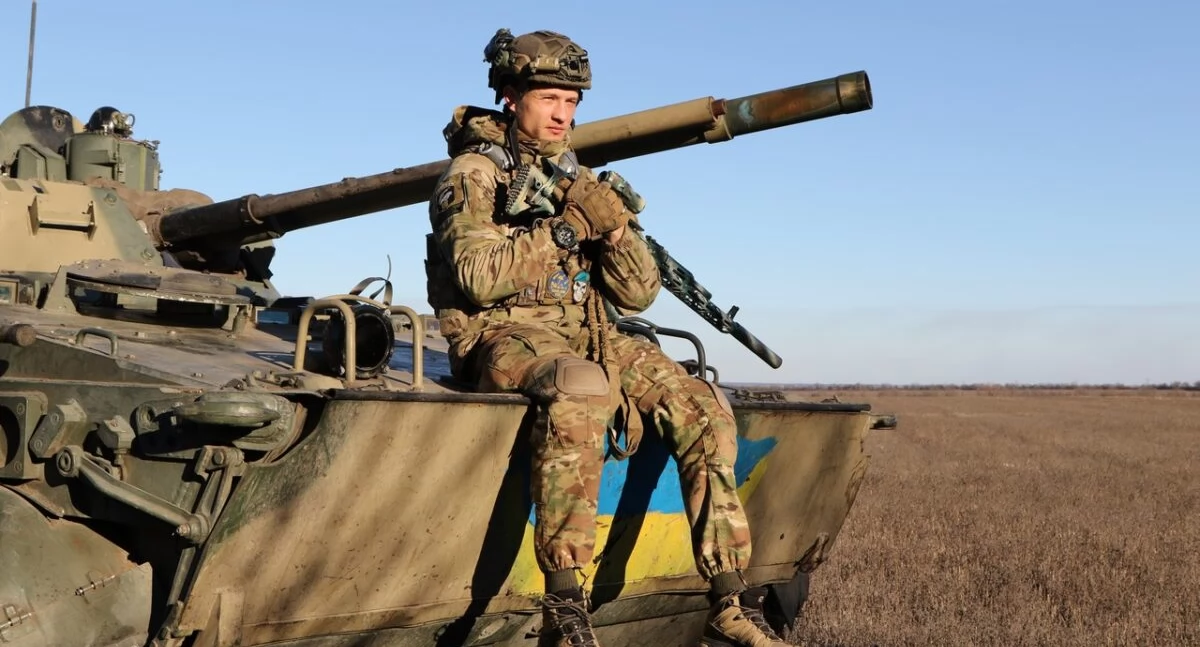 Zdjęcie ukraińskiego żołnierza na czołgu/ Twitter.com ArmyInform