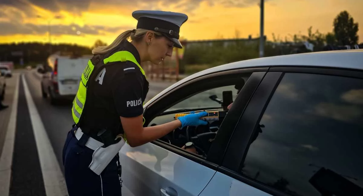 Zdjęcie policjantki sprawdzającej trzeźwość kierowcy/ podlaska.policja.gov.pl