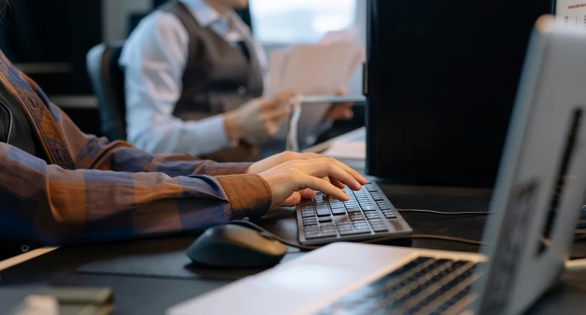 Zdjęcie osób pracujących przy komputerach/ ManpowerGroup