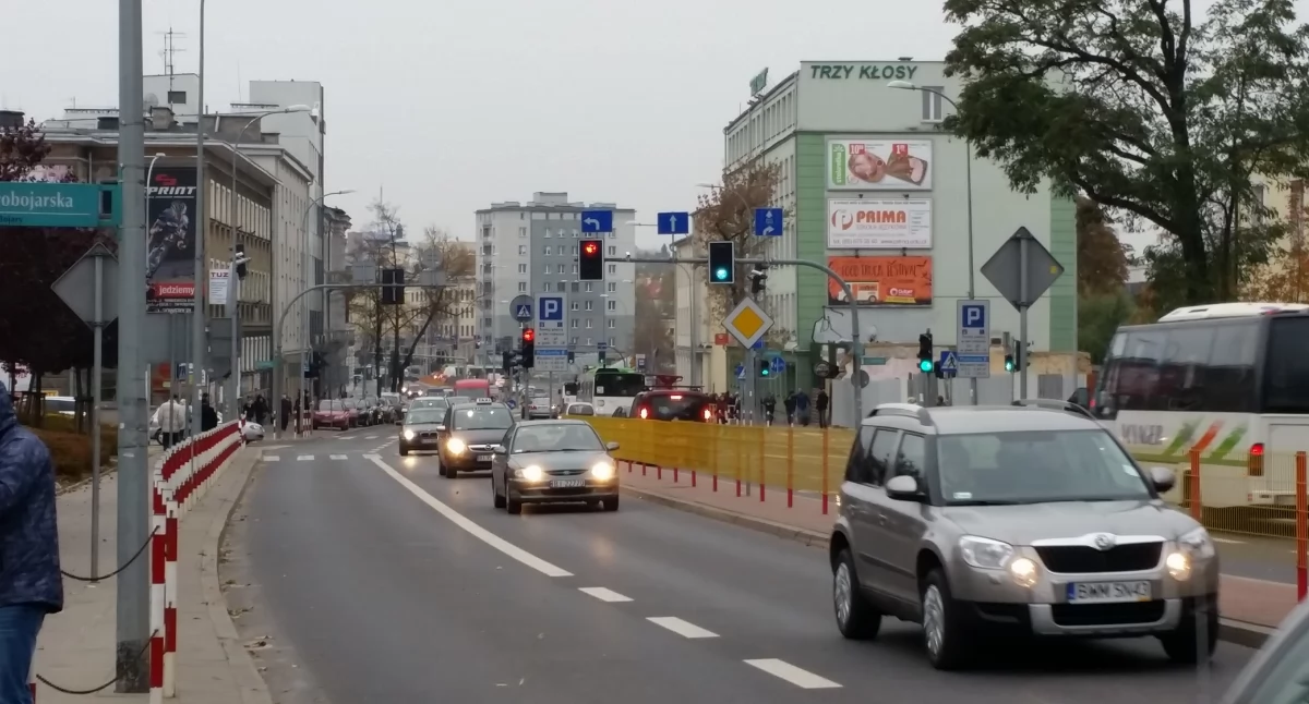 Zdjęcie samochodów na ulicy w Białymstoku/ Fakty Białystok