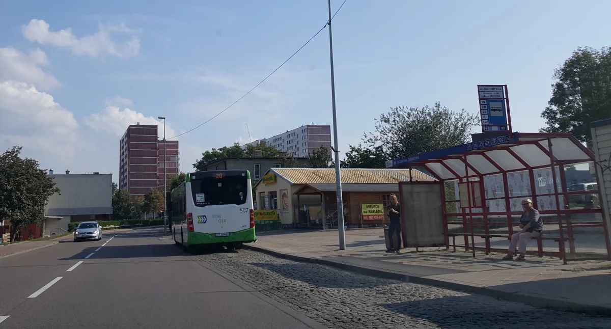 Zdjęcie autobusu BKM na ulicy i przystanku w Białymstoku/ Fakty Białystok