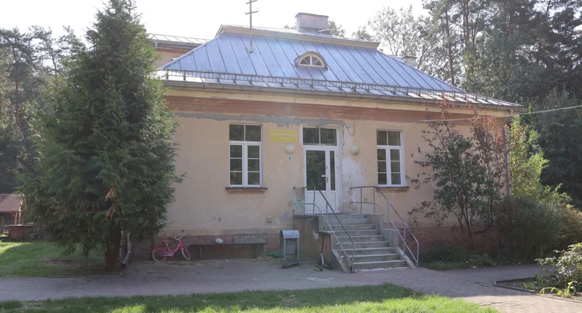 Zdjęcie budynku domu dziecka w Krasnem/ powiatbialostocki.pl