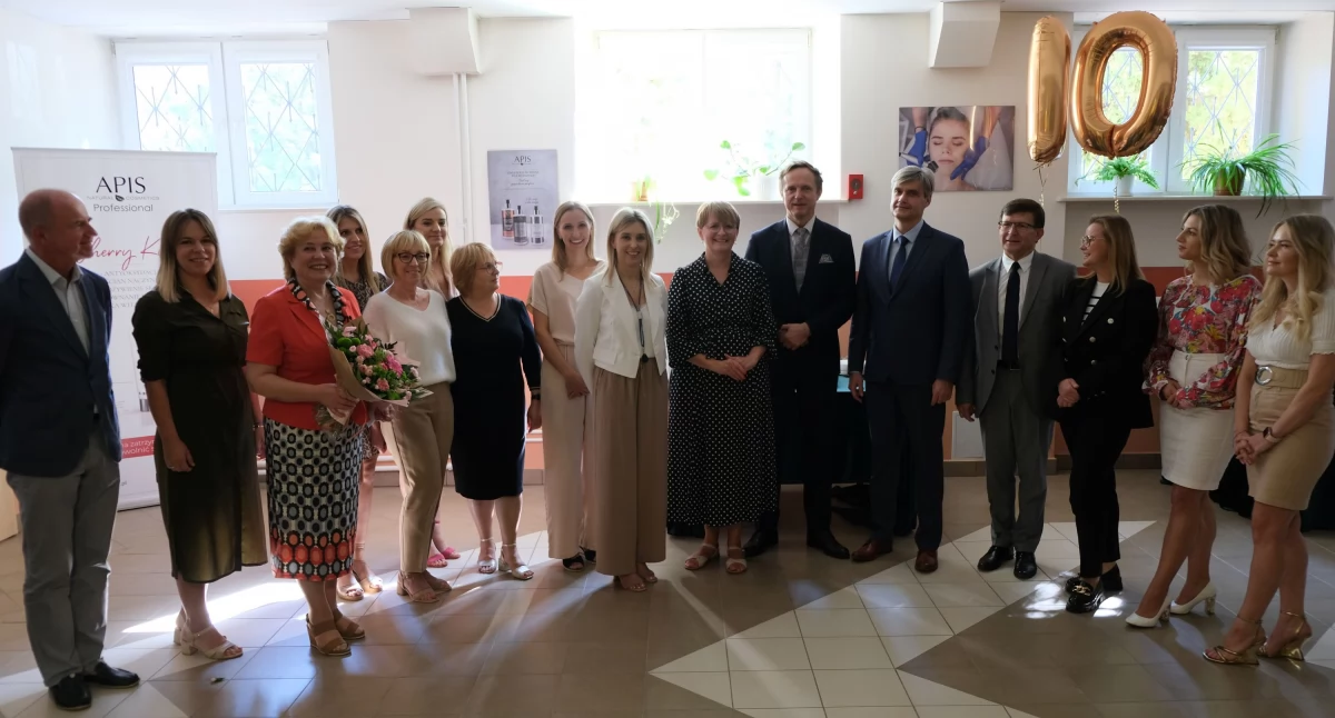 Zdjęcie uczestników uroczystości 10-lecia Centrum Kosmetologii na UMB/ UMB