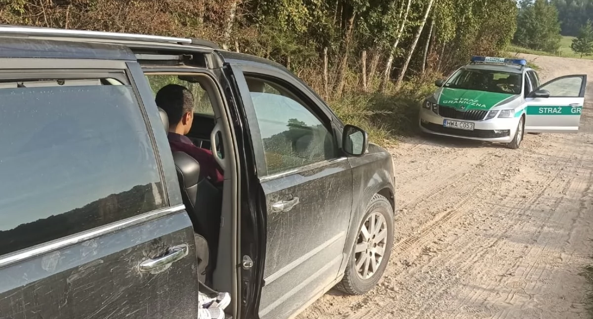 Zdjęcie pojazdu Straży Granicznej i zatrzymanego auta prowadzonego przez przemytnika ludzi/ SG