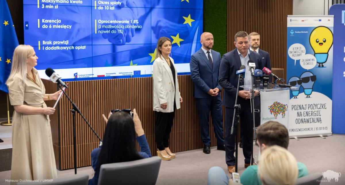 Zdjęcie z konferencji prasowej poświęconej dotacji na energię odnawialną dla przedsiębiorców/ podlaskie.eu