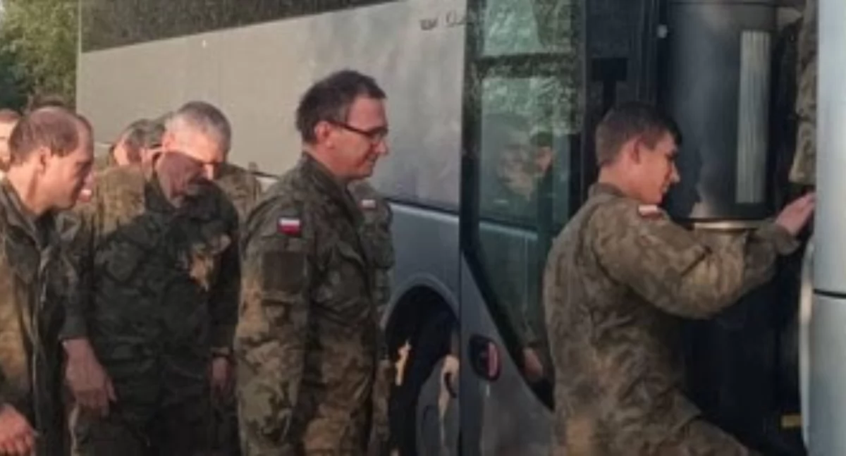 Zdjęcie terytorialsów wsiadających do autokaru/ 1PBOT