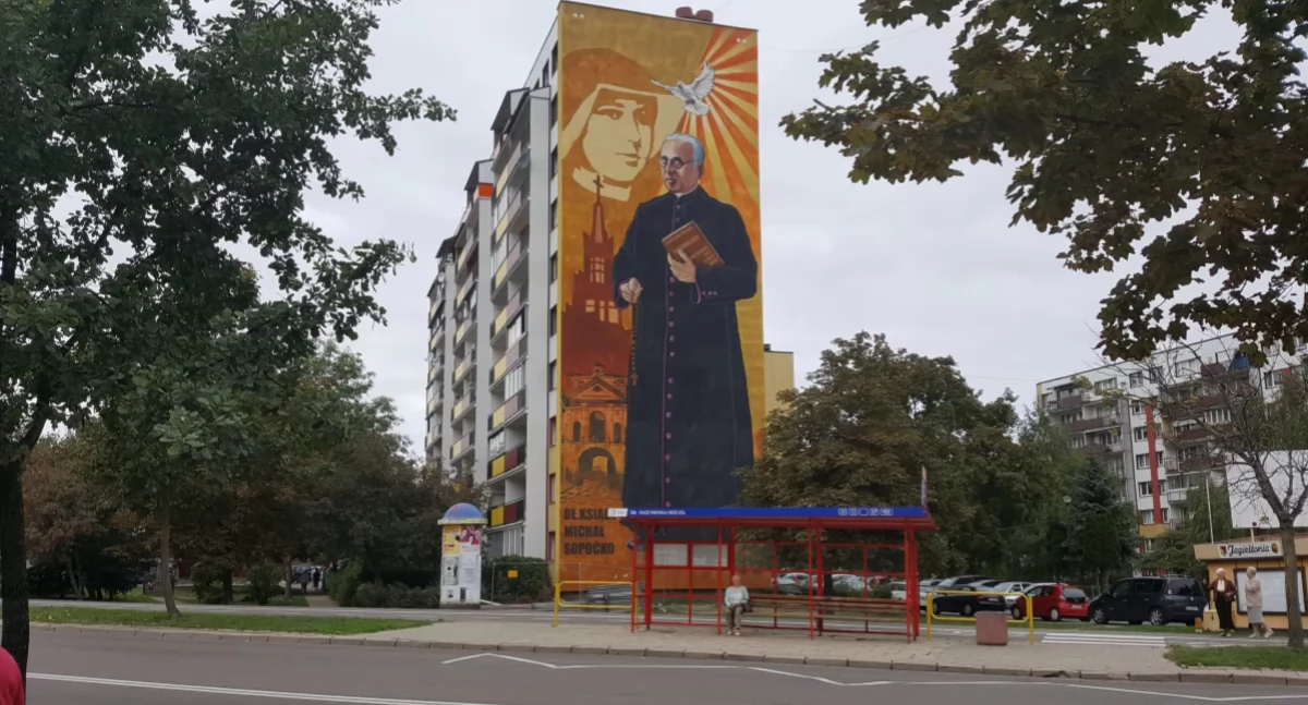 Zdjęcie muralu z błogosławiony ks. Michałem Sopoćko/ Fakty Białystok
