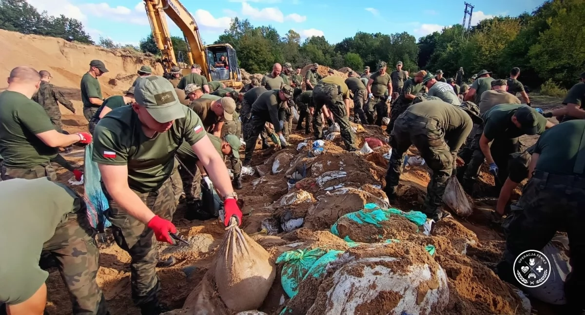 Zdjęcie terytorialsów pomagających w na terenach powodziowych/ 1PBOT